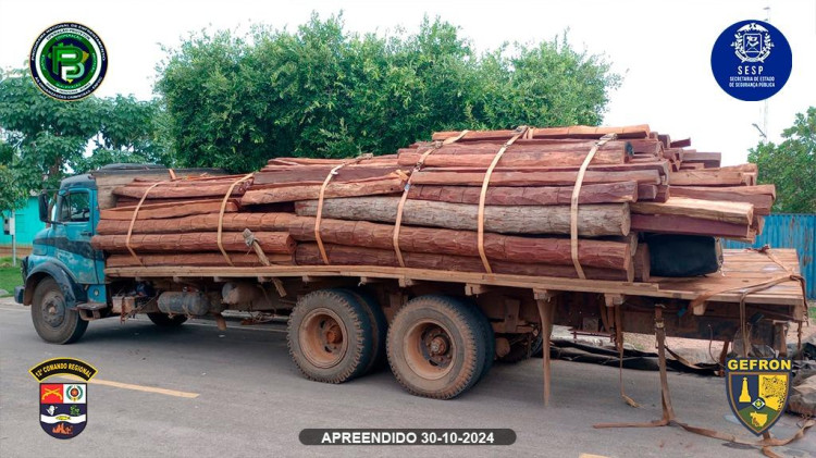 3 pessoas são detidas com caminhão carregado de madeira ilegal em Jauru