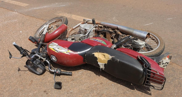 Acidente envolvendo carro e moto é registrado nesta terça-feira
