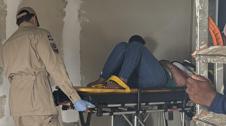 Após acidente, motociclista é atendida pelo corpo de bombeiros