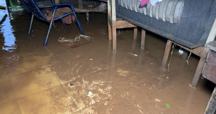 Família tem casa alagada em Pontes e Lacerda