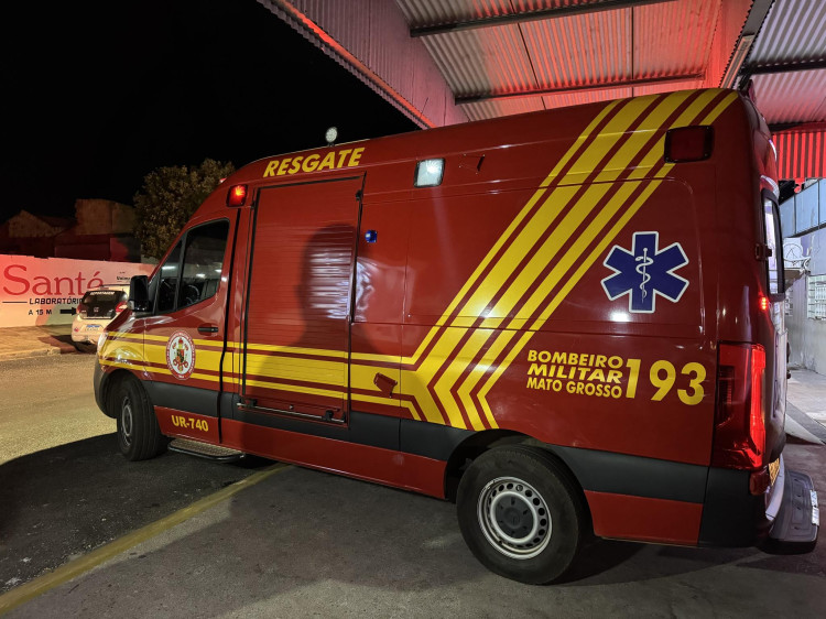 Motociclista e passageira precisam de atendimento médico após acidente