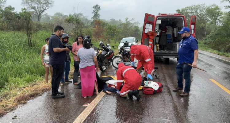 Motociclista fica ferida em acidente na BR-174