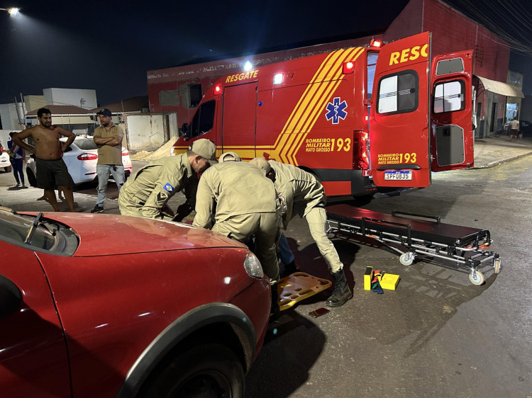 Motociclista fica ferido após sofrer queda na avenida Florispina Azambuja