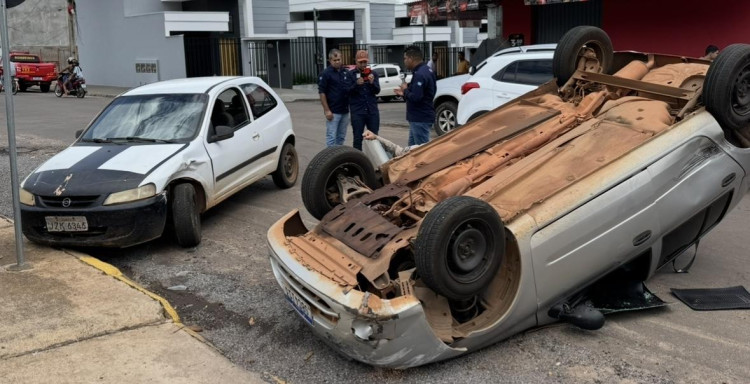 AGORA: Carro capota no Centro de Pontes e Lacerda