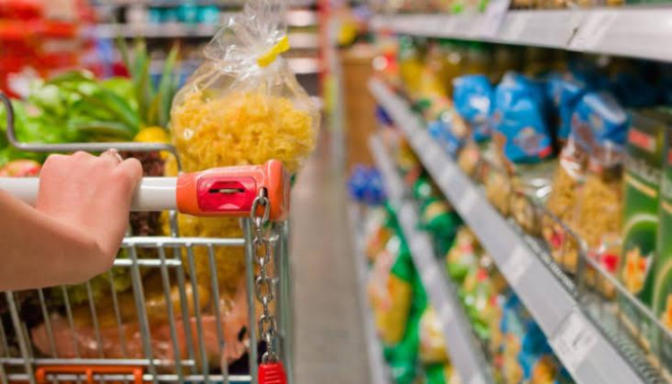 Alimentos e energia puxam nova alta e inflação estoura teto da meta