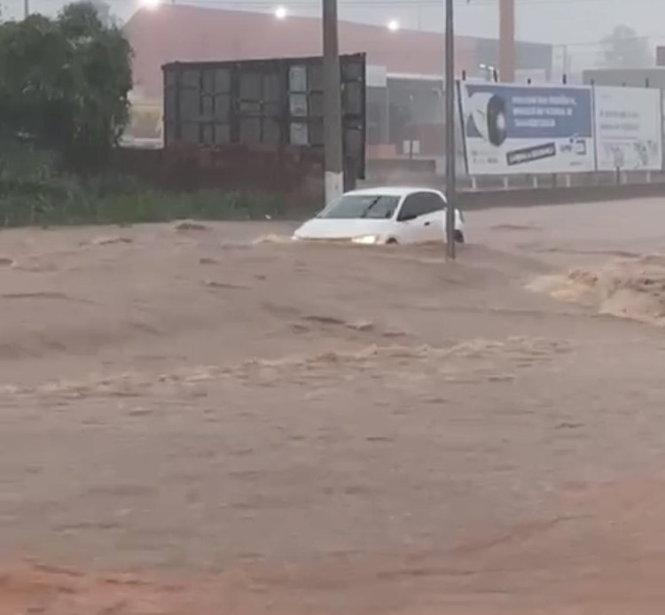 Após fortes chuvas, carros ficam ilhados em Pontes e Lacerda
