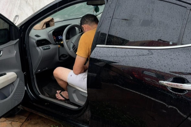 Bêbado com sono? Homem bate em muro e dorme na sequência