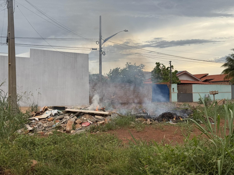 Descarte irregular de lixo é agravado por incêndio no Residencial Vera