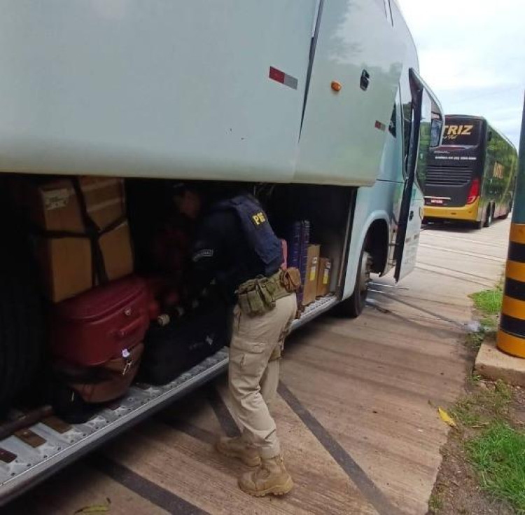 Jovem de 19 anos é flagrada com cocaína em ônibus na BR-070 em Cáceres