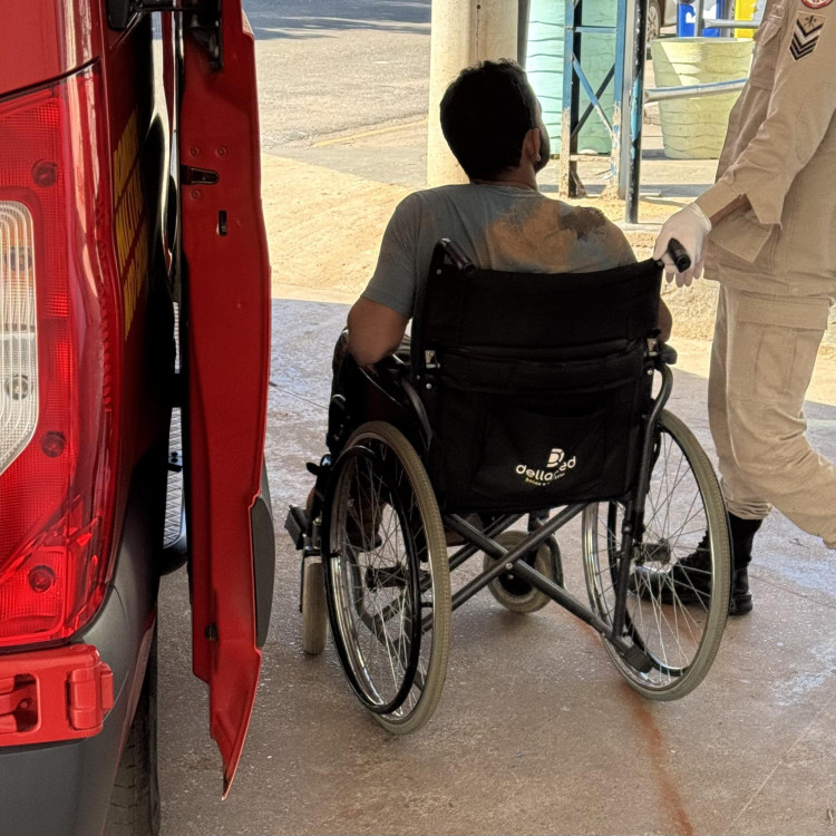 Motociclista sofre queda de moto na manhã deste domingo