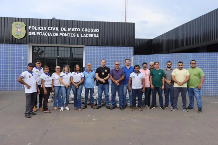 Polícia realiza entrega de cestas básicas aprendidas que será destinadas as famílias carentes