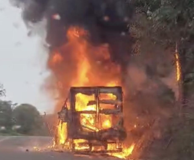 Caminhão baú fica em chamas na BR-174