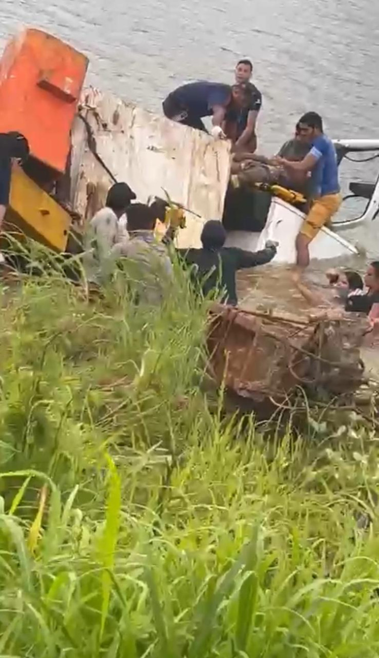 Funcionário morre e 4 ficam feridos após caminhão capotar e cair em rio em Sapezal