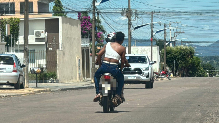 Motocicleta é flagrada com passageiro sem capacete na Avenida Joaquim Gomes de Souza, em Pontes e Lacerda