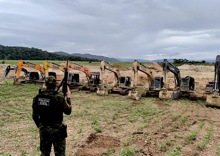 Polícia Civil apreende 9 escavadeiras usadas em garimpo ilegal em fazenda