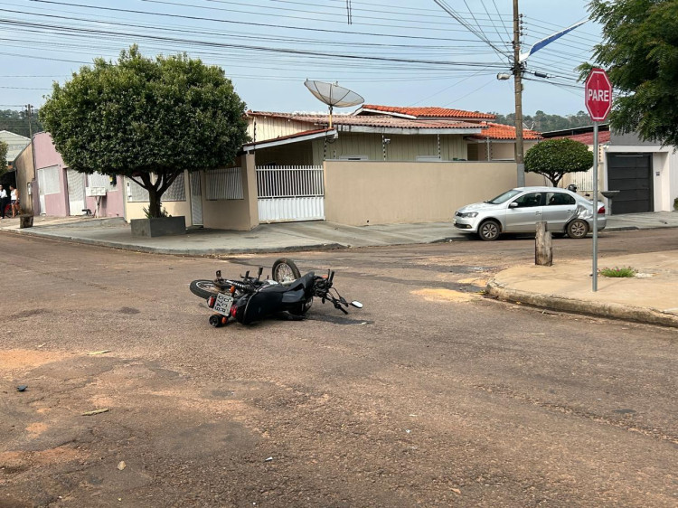 Uma pessoa fica ferida após acidente entre moto e carro no bairro Vila IBEC