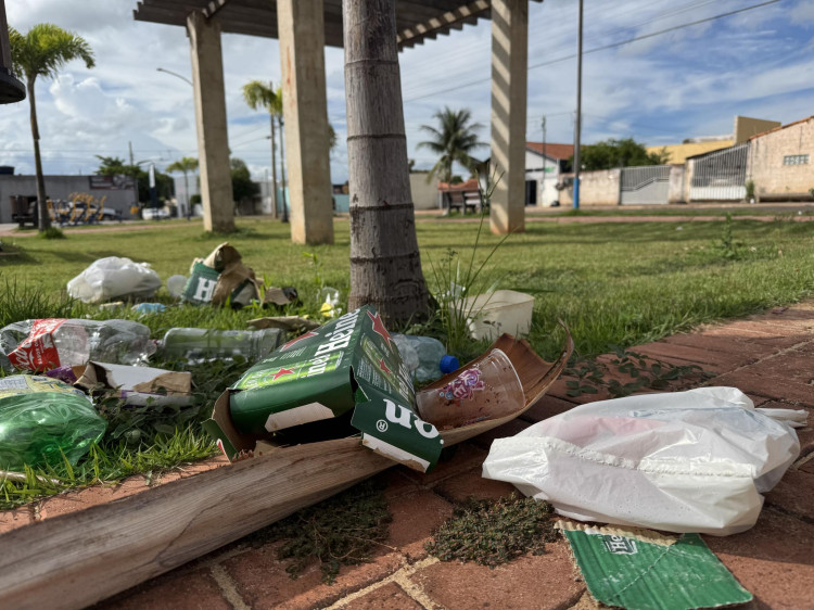 Acúmulo de lixo no ginásio Larissa gera revolta em Pontes e Lacerda