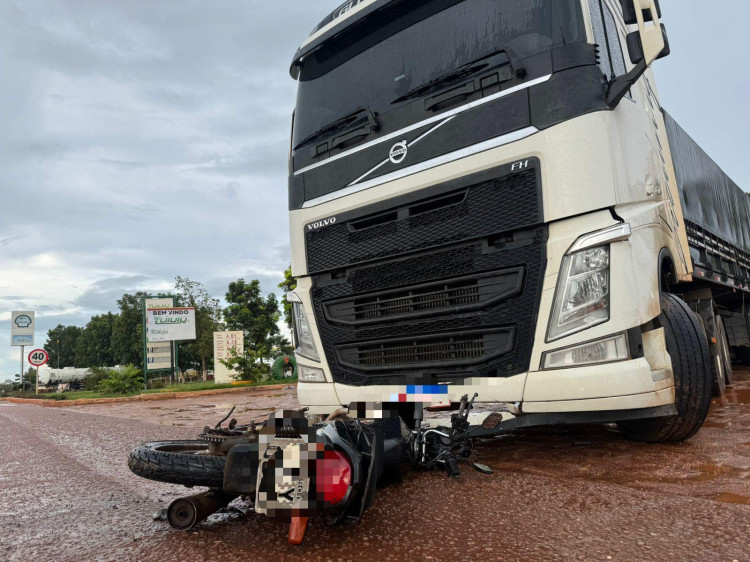 Colisão impressionante na BR-174 em Pontes e Lacerda envolve moto e caminhão
