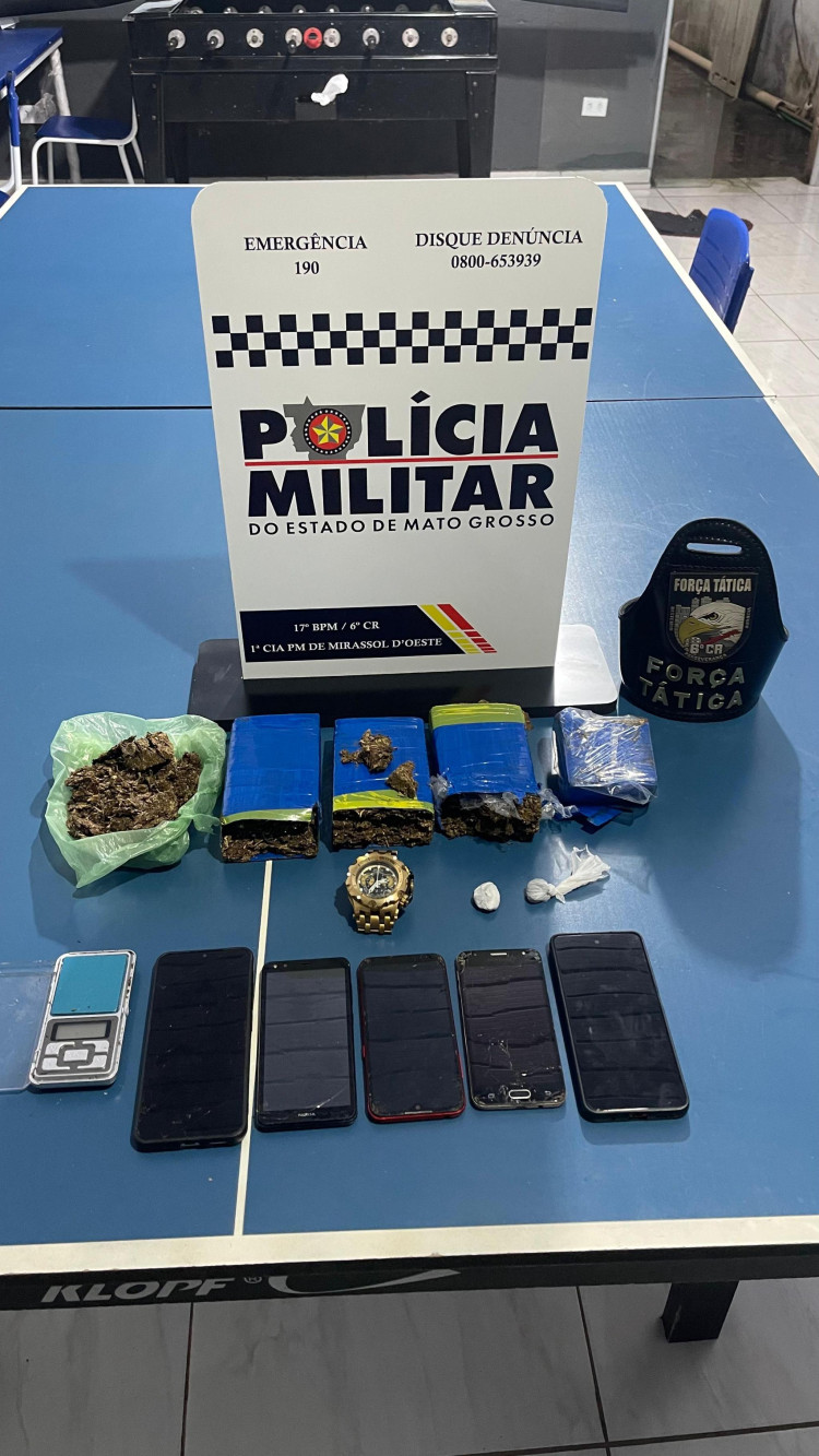 Homem de 22 anos é preso com drogas pela Força Tática