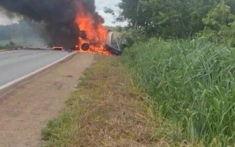 Motoristas morrem após caminhão e carreta baterem de frente na BR-070 em Cáceres