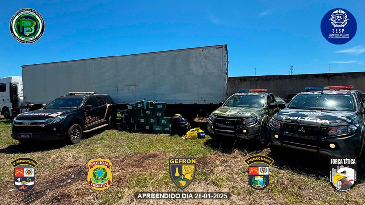 Operação da Polícia com apoio de cães farejadores apreende 757 fardos de drogas