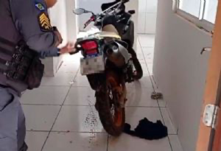Polícia encontra casa usada para desmanche, e recupera moto furtada