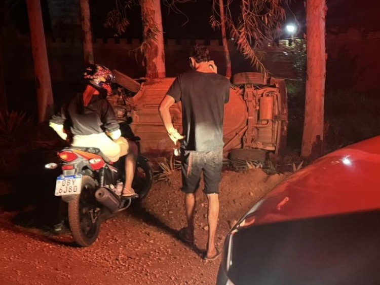 Veículo capota em estrada rural de Pontes e Lacerda, mas motorista sai ileso