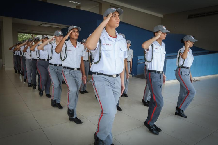 Governo quer transformar 31 escolas em militares, Cáceres e Sapezal estão na lista