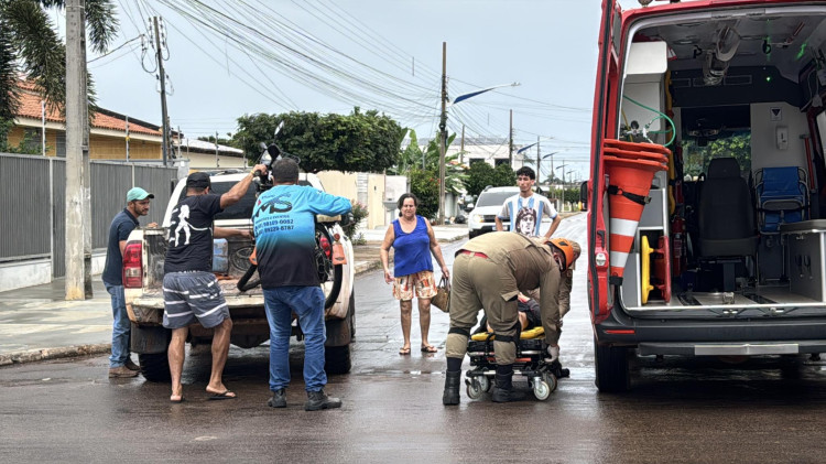 Ciclista fica ferida após acidente com carro no centro de Pontes e Lacerda