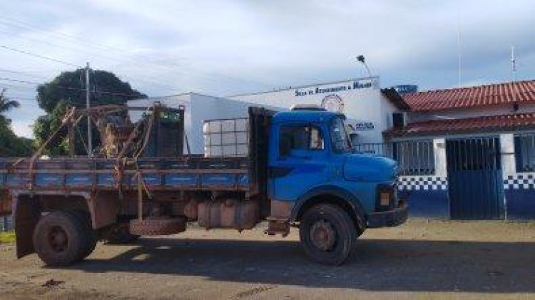 Policia Militar apreende caminhão e máquina que iriam para garimpo em Nova Lacerda