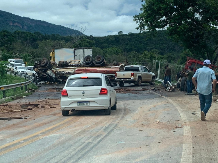 URGENTE: Caminhão tomba na Serra do Mangaval, na BR-070, próximo a Cáceres
