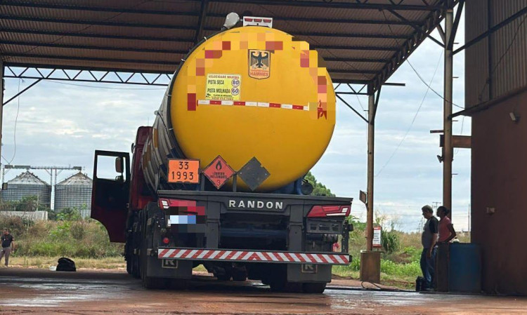 Momentos de terror: homem desmaia dentro de tanque de caminhão