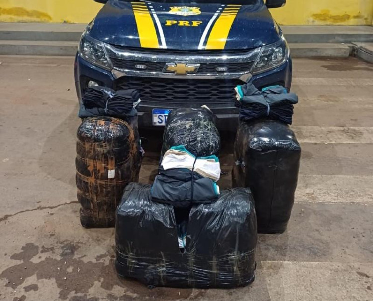 PRF apreende produtos de descaminho e prende homem com mandado de prisão em aberto durante a madrugada em Cáceres
