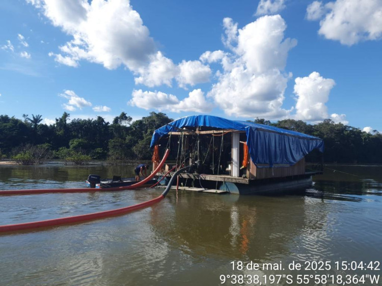 Batalhão Ambiental fecha balsa de garimpo ilegal, apreende caminhão carregado com madeira