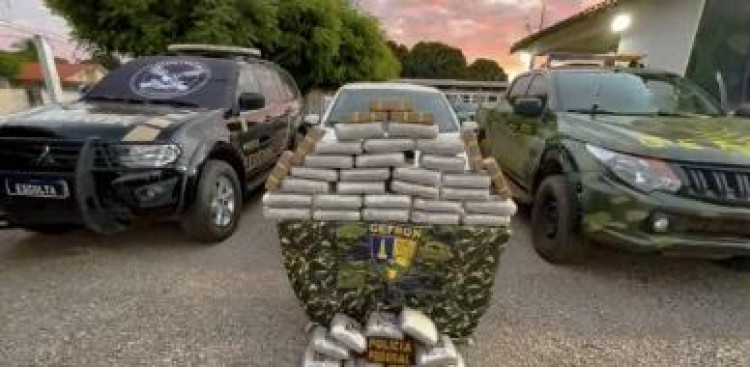 Carro oficial da Prefeitura de Rio Branco é flagrado com drogas na BR-070 durante operação da PF e Gefron