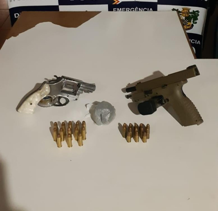 Polícia Militar prende homem com armas de fogo, munições e maconha em zona rural