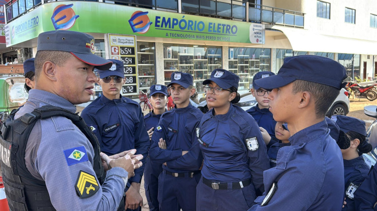 Polícia Militar realiza ação educativa com crianças para conscientização no trânsito em PL