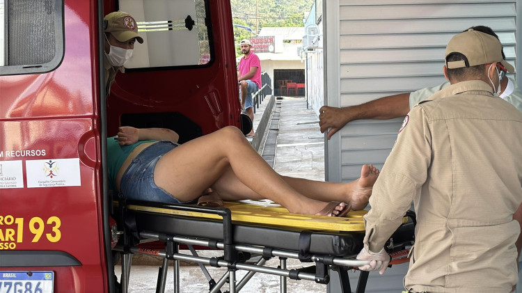 Queda de moto deixa mulher ferida na Avenida Airton Senna, em Pontes e Lacerda
