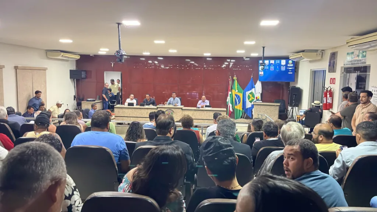 Sob protestos, vereadores de Mirassol D’Oeste aprovam verba de R$ 4.450