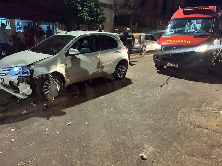 Acidente entre carro e moto deixa duas pessoas feridas