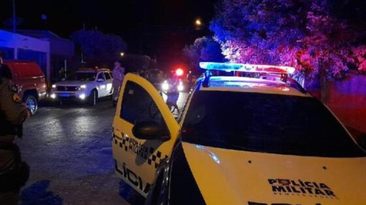 Homem é assassinado a tiros em Cáceres e mulher é encontrada chorando em cima do corpo
