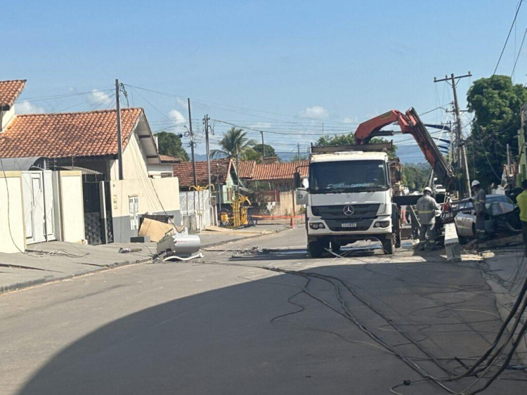 Motorista bate e derruba poste de energia elétrica no centro de Pontes e Lacerda