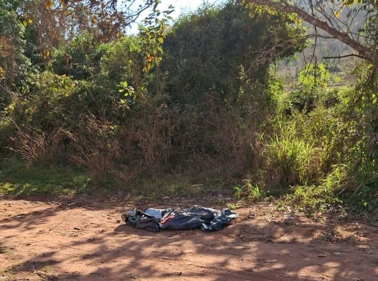 corpo é encontrado enrolado em lona plástica na estrada do garimpo Sararé