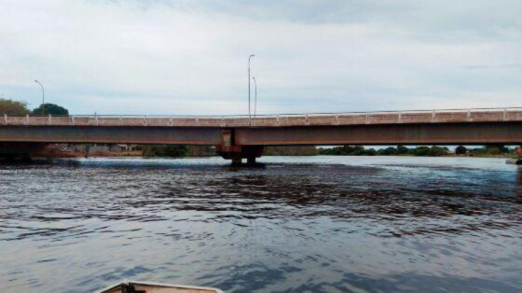 Entenda por que veículos acima de 30 toneladas estão proibidos de passar pela ponte da BR-174B, em Vila Bela