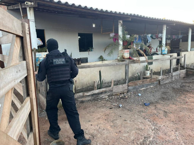 Polícia Civil prende líder de facção, apreende drogas e fecha rinha de galo em Campos de Júlio