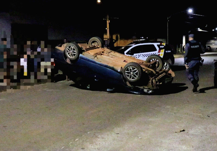 Bateu e capotou: motorista colide em carro parado em Pontes e Lacerda