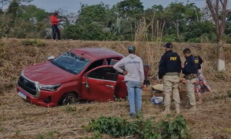 Caminhonete sai da pista e capota após colisão com caminhão na BR-174, em Pontes e Lacerda