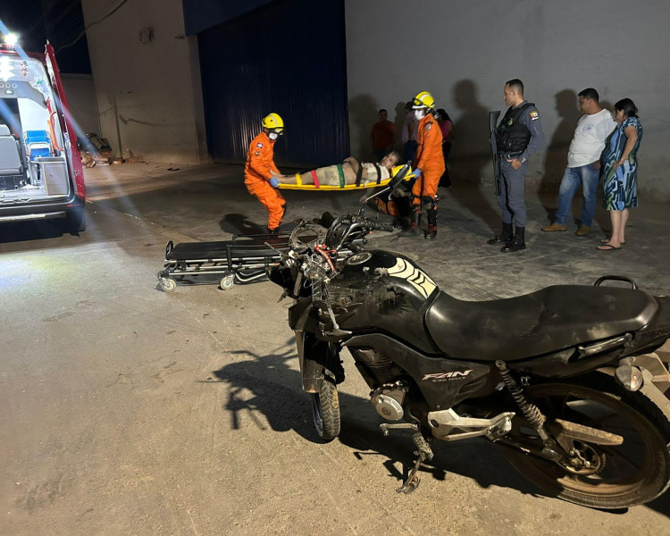 Motociclista fica ferido após colidir com papa-entulho em Pontes e Lacerda