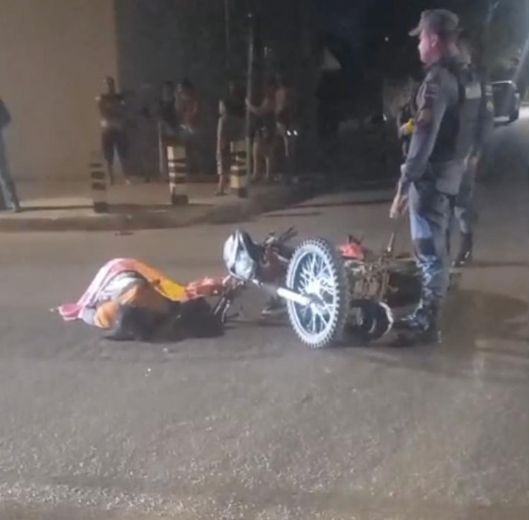 Motociclista fica ferido após colisão com caminhão em Pontes e Lacerda