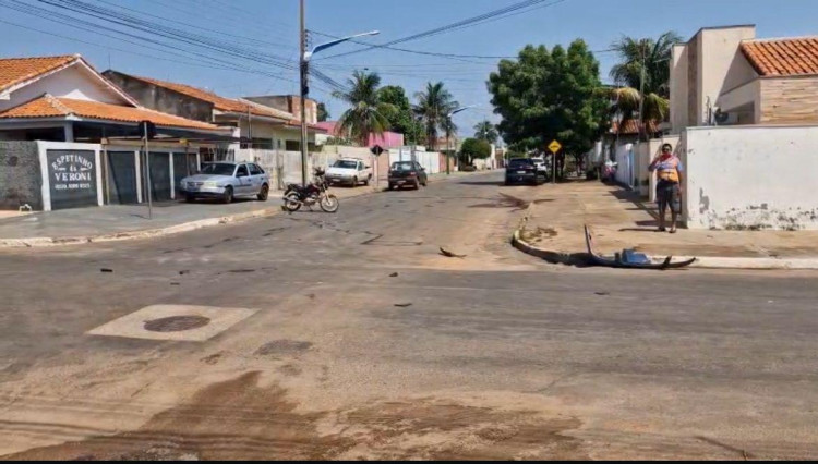 Acidente entre carro e moto é registrado e deixa duas pessoas feridas no centro de Pontes e Lacerda